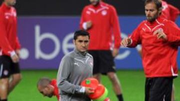 <b>A LA ESPERA. </b>Valverde, técnico de Olympiacos, dirigirá mañana a su equipo ante el Panionios.