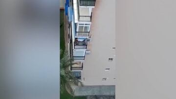 Un hombre dispara desde balcón en los aplausos a los médicos