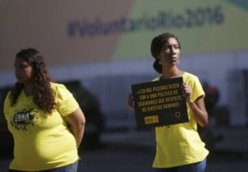 Miembros de Amnistía Internacional (AI) se manifestaron en frente del Comité Olímpico Internacional en Río para pedir justicia tras la muerte de 40 personas, supuestamente por violencia policial, en el mes de mayo.