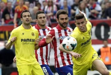 El defensa brasileo del Villarreal Gabriel Armando (d) y el delantero del Atlético de Madrid Adrián López.