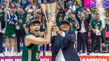 Kostas Sloukas y Ergin Ataman levantan el trofeo de la Euroliga en Berlín tras ganar en la final al Madrid.