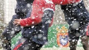 <b>NIEVE EN PAMPLONA. </b>La imagen no es de archivo, es el entrenamiento de ayer de Osasuna.