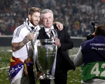 Sergio Ramos y Ancelotti posando con el trofeo de la Décima
