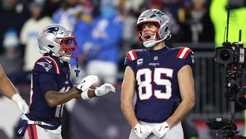 FOXBOROUGH, MASSACHUSETTS - JANUARY 11: Hunter Henry #85 of the New England Patriots celebrates with teammate Kyle Williams #18 after a touchdown against the Los Angeles Chargers during the fourth quarter of the AFC Wild Card Playoff game at Gillette Stadium on January 11, 2026 in Foxborough, Massachusetts. Adam Glanzman/Getty Images/AFP (Photo by Adam Glanzman / GETTY IMAGES NORTH AMERICA / Getty Images via AFP)