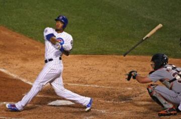 Addison Russell de los Chicago Cubs pierde el bate mientras bateaba durante el partido contra los Detroit Tigers.