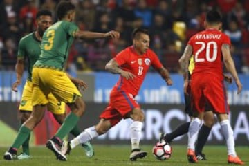 Futbol, Chile v Jamaica.
Partido amistoso 2016.
El jugador de la seleccion chilena Eduardo Vargas, centro, disputa el balon con Michael Hector de Jamaica durante el partido amistoso en el estadio Sausalito de Viña del Mar, Chile.
27/05/2016
Andres Pina/Photosport**********

Football, Chile v Jamaica.
Chile's player Eduardo Vargas, center, battles for the ball against Michael Hector of Jamaica during the friendly football match held at the Sausalito stadium in Vina del Mar, Chile.
27/05/2016
Andres Pina/Photosport