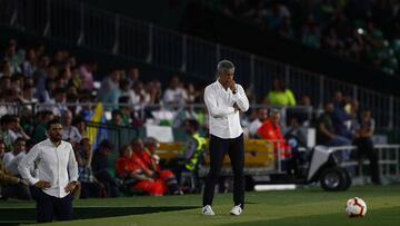 Setién, con su ayudante Eder Sarabia a la izquierda.