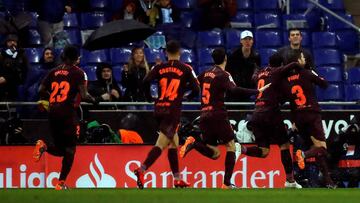 El defensa del FC Barcelona Gerard Piqué (d) hace un gesto mandando callar al público tras marcar gol ante el Espanyol durante el partido de la vigésimo segunda jornada de Liga que disputan en el RCDE Stadium.