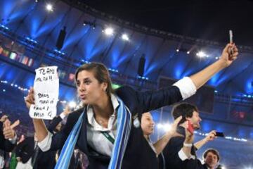 Un miembro de la delegación de Argentina durante el desfile inaugural