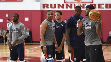LAS VEGAS, NV - AUGUST 12: (L-R) Chris Paul #23, Russell Westbrook #31, Stephen Curry #49, LeBron James #27 and Carmelo Anthony #20 of the 2015 USA Basketball Men's National Team work on a drill during a practice session at the Mendenhall Center on August 12, 2015 in Las Vegas, Nevada. Ethan Miller/Getty Images/AFP
== FOR NEWSPAPERS, INTERNET, TELCOS & TELEVISION USE ONLY ==
