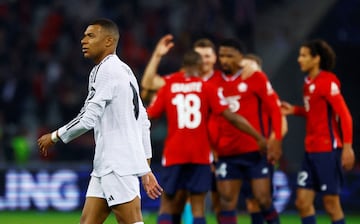 Soccer Football - Champions League - Lille v Real Madrid - Decathlon Arena Stade Pierre-Mauroy, Lille, France - October 2, 2024 Lille players celebrate after the match as Real Madrid's Kylian Mbappe looks on REUTERS/Stephanie Lecocq     TPX IMAGES OF THE DAY