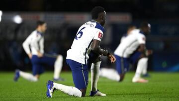 Davinson Sánchez en protesta contra el racismo durante un partido del Tottenham