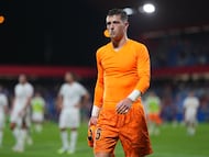 BARCELONA, SPAIN - SEPTEMBER 14: Julen Agirrezabala of Valencia CF reacts after the team's defeat in the LaLiga EA Sports match between FC Barcelona and Valencia CF at Estadi Johan Cruyff on September 14, 2025 in Barcelona, Spain. (Photo by Alex Caparros/Getty Images)