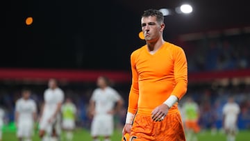 BARCELONA, SPAIN - SEPTEMBER 14: Julen Agirrezabala of Valencia CF reacts after the team's defeat in the LaLiga EA Sports match between FC Barcelona and Valencia CF at Estadi Johan Cruyff on September 14, 2025 in Barcelona, Spain. (Photo by Alex Caparros/Getty Images)