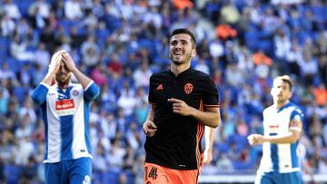 GRA351. CORNELLÁ (BARCELONA), 13/05/2017.- El defensa del Valencia José Luís Gayá (c) celebra su gol marcado ante el Espanyol durante el partido correspondiente a la trigésimo séptima jornada de LaLiga Santander disputado hoy en el estadio RCDE Stadium. EFE/Marta Pérez