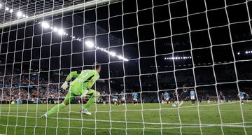 Iván Villar detiene el penalti. Rodrygo lanza desde los once metros a la derecha del portero del Celta que adivina el tiro y le hace un paradón al delantero brasileño.