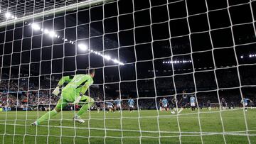 Iván Villar detiene el penalti. Rodrygo lanza desde los once metros a la derecha del portero del Celta que adivina el tiro y le hace un paradón al delantero brasileño.