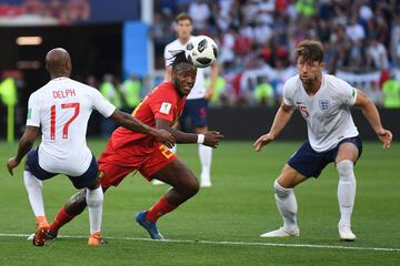 Michy Batshuayi trata de llevarse el baln. 