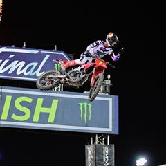 Jett cumple con la regla: no hay dos sin tres