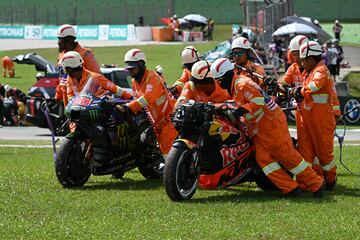 Los comisarios de carrera retiran las motos de Fabio Quartararo y Brad Binder tras la colisión. Los dos pilotos regresaron a su garaje con gran dolor por las heridas causadas en la colisión.