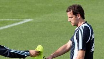 Metzelder, espera de regalo de cumpleaños ganar el derbi: "Es un estadio que me falta"