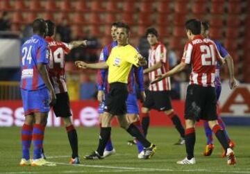 El árbitro Estrada Fernández.