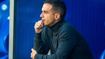 VITORIA, 30/11/2024.- El entrenador del Leganés, Borja Jiménez, durante el partido de LaLiga ante el Alavés disputado este sábado en el estadio de Mendizorroza. EFE/ L. Rico