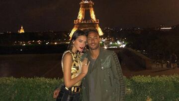 Neymar y Bruna Marquezine celebran su amor junto a la torre Eiffel.
