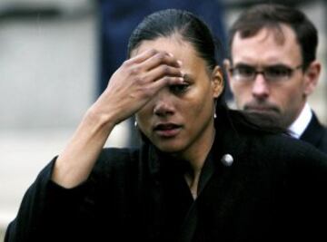 Marion Jones atleta de velocidad estadounidense, oro en los Mundiales de Atenas 1997 en 100 metros y relevos 4X100. En los mundiales de Sevilla 1999, oro en 100 metros. En los JJOO de Sidney 200, oro en 100, 200 y 4X100. En 2004 empiezan las investigaciones de dopaje por Tetrahidrogestrinona (TGH) en los laboratorios Balco. Víctor Conte, director de Balco, relata que Marion llevaba varios años dopándose con TGH. En 2007 fue declarada culpable por doparse y la Federación Internacional de Atletismo le retiró todas las medallas y premios desde el 1 de septiembre del año 2000. Tuvo una sentencia de 6 meses de prisión por mentir sobre su dopaje y por perjurio en un caso de fraude y lavado de dinero.