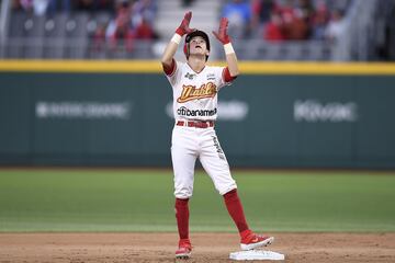 Los Diablos Rojos derrotaron 13-11 a los Tigres de Quinta Roo para clasificar a la final de la Zona Sur en la LMB. La afición vibró con la victoria de los locales.