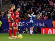BARCELONA, 07/12/2025.- El delantero del Espanyol Roberto Fernández (d) celebra tras marcar ante el Rayo, durante el partido de LaLiga de fútbol que RCD Espayol y Rayo Vallecano disputan este domingo en el RCDE Stadium, en Barcelona. EFE/Toni Albir