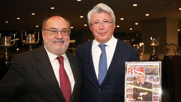 Relaño posa con Cerezo, que muestra la portada del periódico dedicada, obsequio de As.