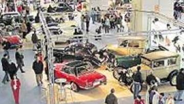 <b>MERCADO. </b>La planta baja de las tres del Pabellón de Cristal de la Casa de Campo de Madrid era un auténtico mercado de compra y venta de coches antiguos.