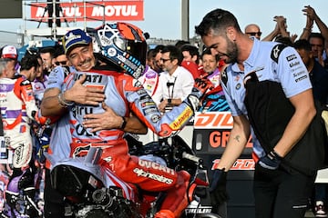 El piloto italiano de Ducati Fabio Di Giannantonio es felicitado por sus compañeros por su segundo puesto en el Gran Premio de MotoGP de Valencia.