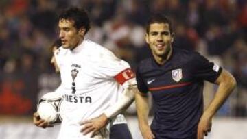 Calle, con el balón, y Domínguez.