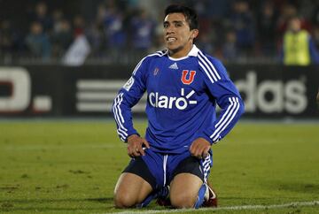 Campeón con la U del Torneo de Apertura 2011, y con la UC de la Supercopa de Chile 2019.