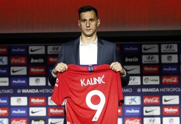 Kalinic with his number nine shirt, inherited from Fernando Torres.