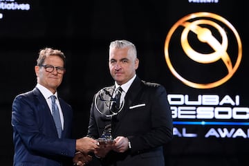 Fabio Capello recibe el premio Globe Soccer a la mejor academia de Oriente Medio para ZED FC.