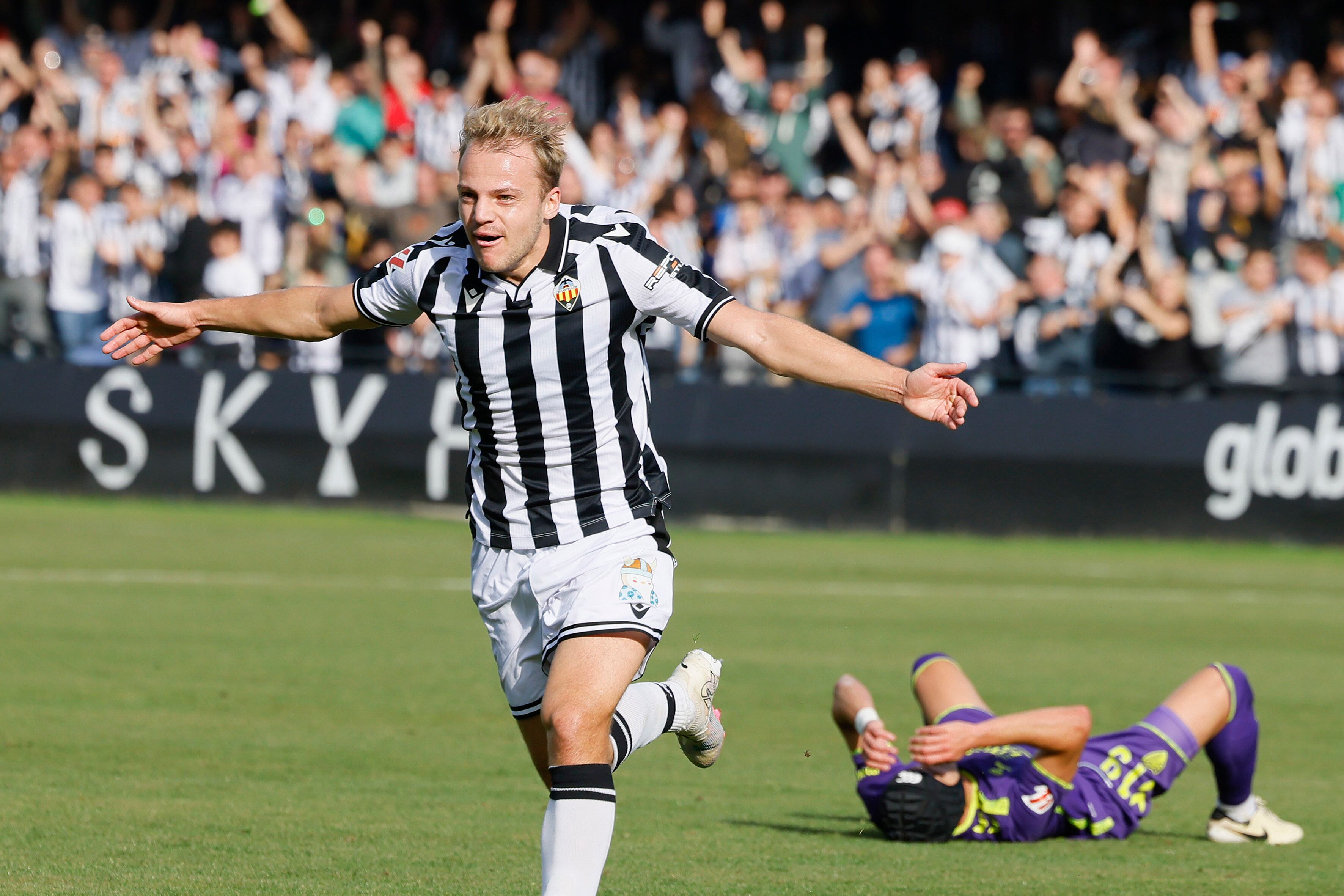 01/12/24 PARTIDO SEGUNDA DIVISION CD CASTELLON - MALAGA GOL THOMAS VAN DEN BELT 1-0 ALEGRIA