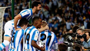 Los jugadores de la Real celebran un gol.