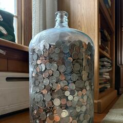 Un jubilado guarda monedas en un tarro durante décadas y su nieto muestra los 72 kilos del resultado final: “Por fin me deja contarlas”