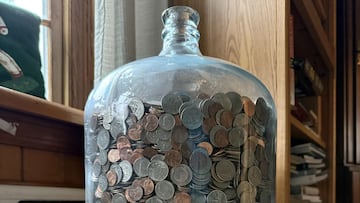 Un jubilado guarda monedas en un tarro durante décadas y su nieto muestra los 72 kilos del resultado final: “Por fin me deja contarlas”