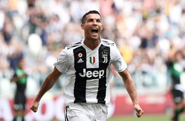Soccer Football - Serie A - Juventus v U.S Sassuolo - Allianz Stadium, Turin, Italy - September 16, 2018  Juventus' Cristiano Ronaldo celebrates scoring their first goal  
