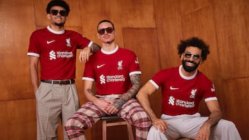 Lucho Díaz en modo ‘vintage’ con la nueva camiseta de Liverpool