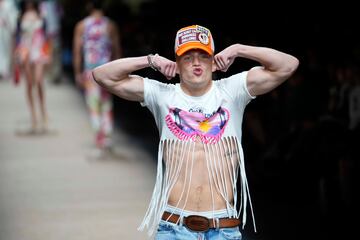 Un modelo luce una creaci¨®n como parte de la colecci¨®n masculina Primavera Verano 2024 de Dsquared2 presentada en Mil¨¢n.