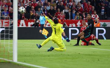 Joshua Kimmich scores and gives the lead to Bayern Munich. (1-0)