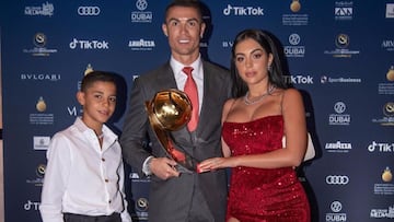 Cristiano Ronaldo y Georgina Rodr&iacute;guez posan en los Dubai Globe Soccer Awards.