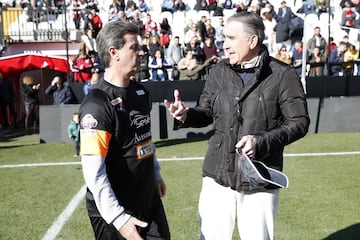 Juan y Medio y Cayetano dialogando antes del comienzo del partido. 