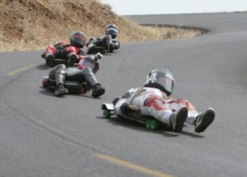 Viene a ser como el luge que se practica en los Juegos Olímpicos de invierno, pero sobre asfalto. Cada participante desciende con un trineo de unos 2 metros de largo y 40 centímetros de ancho con la gravedad como único empuje. Se alcanzan los 100 kilómetros por hora y la velocidad se controla con el cuerpo. Comenzó en California, pero se practica ya en todo el mundo.