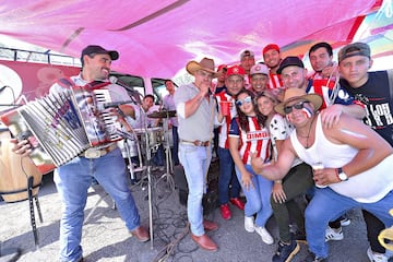 Los aficionados ya calientan el previo a la Final del Clausura 2017 que se disputará en el Estadio Chivas